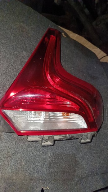 Volvo V40 jobb hátsó gyári bontott lámpa repedt