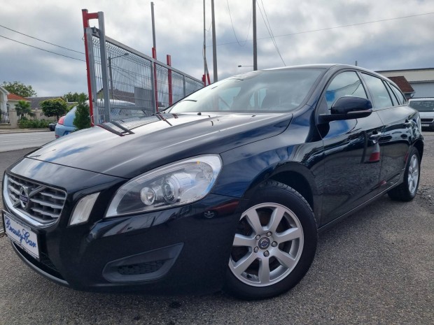 Volvo V60 1.6 D Drive Momentum Szervzknyv!!!