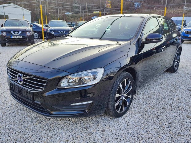 Volvo V60 2.0D D2 Dynamic Edition Szervizkönyv-...