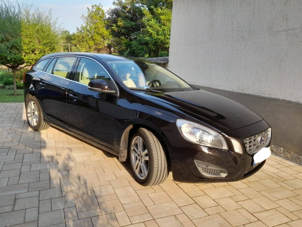 Volvo V60 Momentum 2D