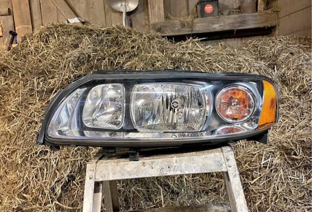 Volvo V70 / XC70 gyári balos fényszóró 2001-2007ig