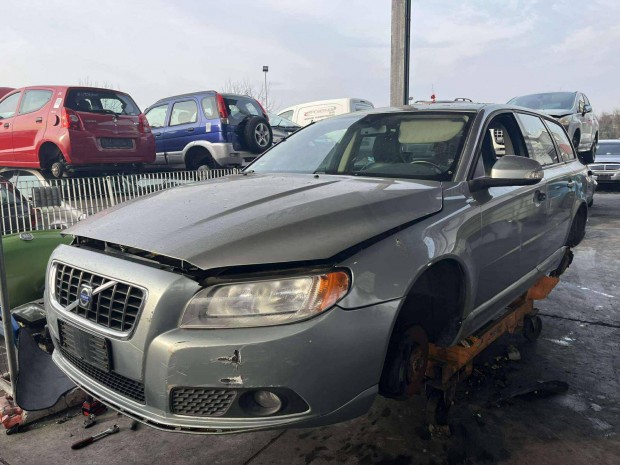 Volvo V70 l�kh�r�t�,s�rv�d�,homlokfal,motorh�ztet�,l�mp�k