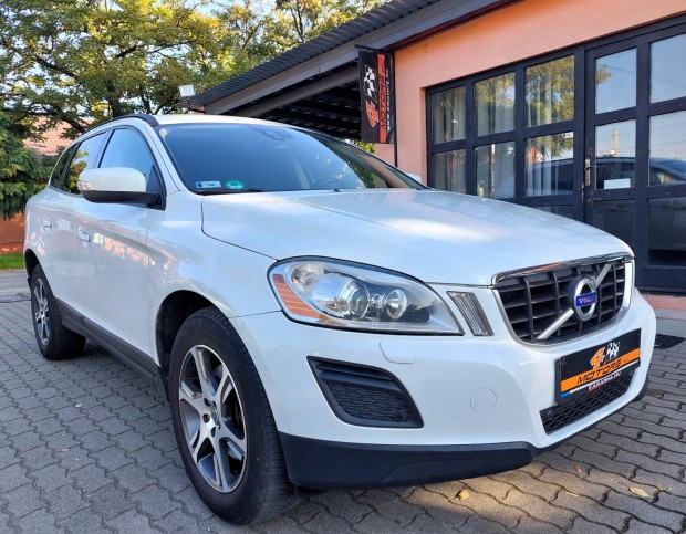 Volvo XC60 2.0 D Kinetic Geartronic Vezetett SZ...