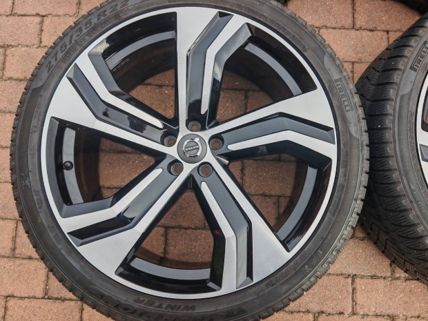 Volvo XC90 R design 22 col alufelni 275/35/r22 Pirelli téli