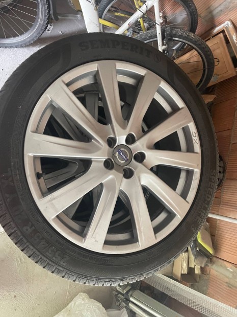 Volvo XC 20 alufelni újszerű nyárigumival