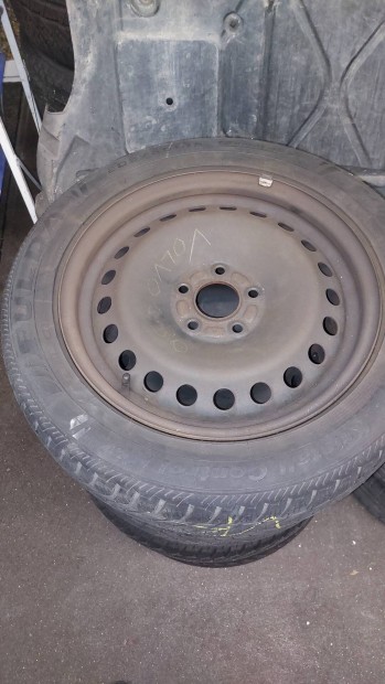 Volvo c30 16 os téli acélfni kerék eladó jó gumikkal.