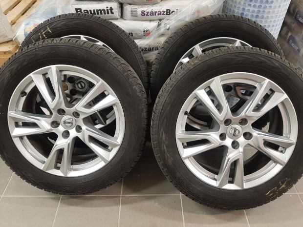 Volvo gyri 18" felni 235/55 tli gumival