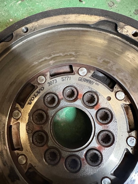 Volvo gyári lendkerék 3073 5771 d5 185le s euro 4ről