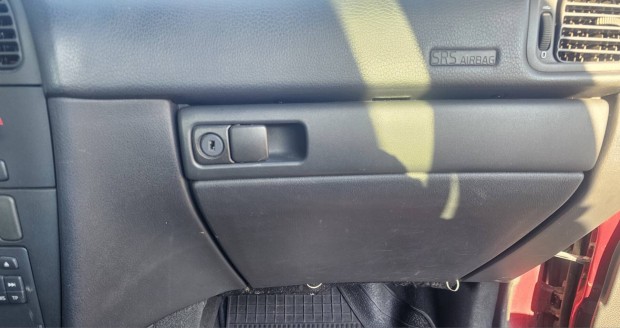Volvo s40 kesztyű tartó kesztyűtarto 8000