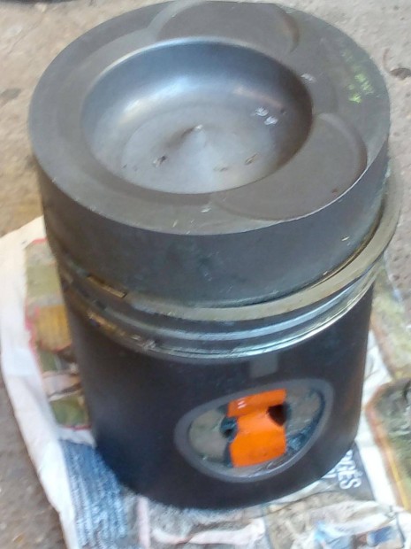 Volvo �j dugatty�. Teheraut� traktor stb