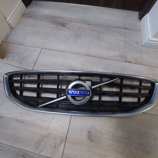 Volvo v40 díszrács eladó,és még más alkatrészek is