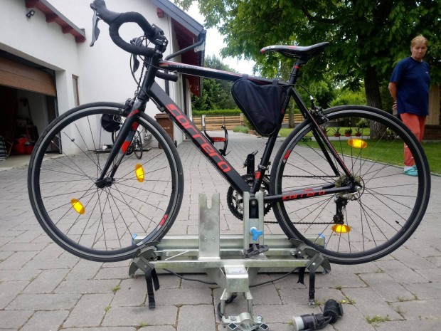 Vonóhorogra szerelhető kerékpár tartó