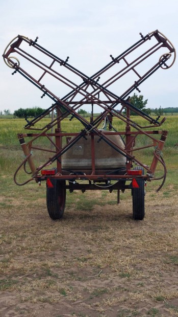 Vontatott permetez� p�tkocsi elad�