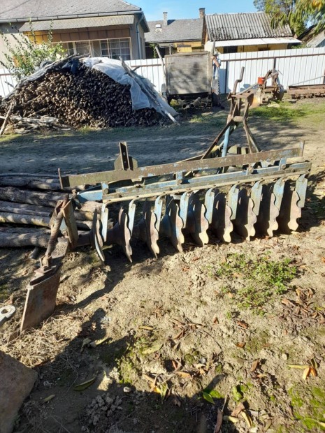 Vontatott tárcsa eladó