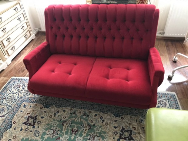 Vörös bársony kanapé