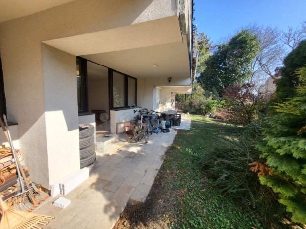 V�r�storony lejt� - f�ldszintes, teraszos, kertkapcsolatos