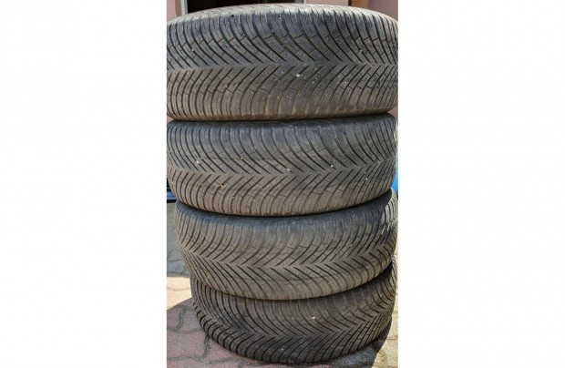 Vredestein 215/60R16 99V M+S négyévszakos gumik eladó!