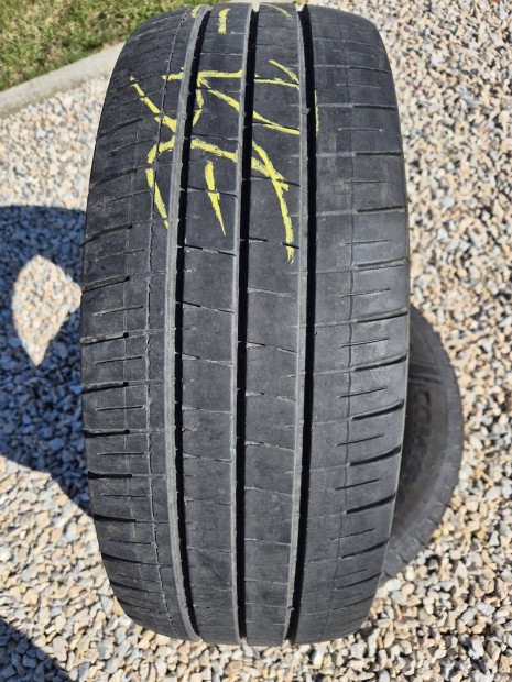 Vredestein 235/65 16c kisteher 2db nyárigumi 7mm