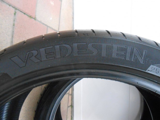 Vredestein 255/35R 19 Nyári Gumi