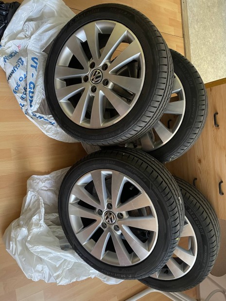 Vw 17 es felni gumikkal.