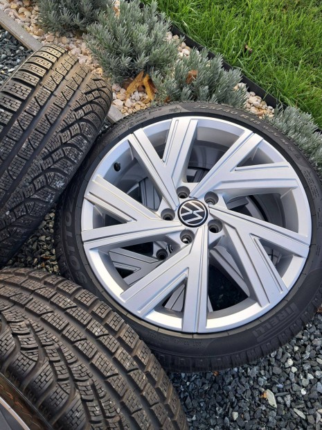 Vw Volkswagen Golf gyári alufelni 225/40 R18 Pirelli teligumi