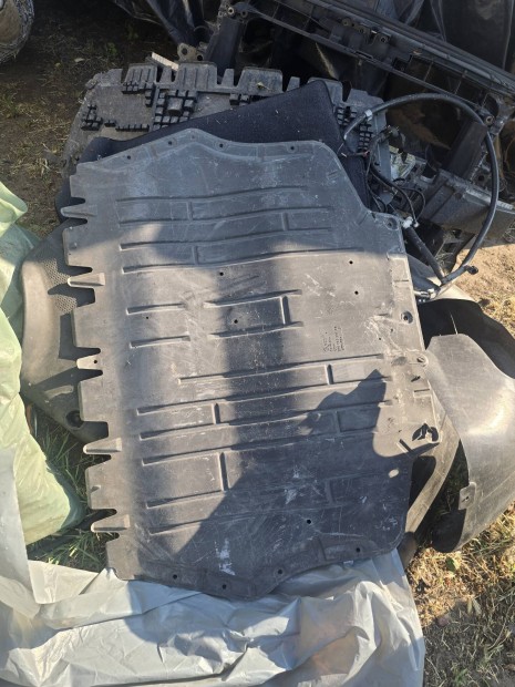 Vw-audi-seat-skoda 1KO motor alsó burkolat