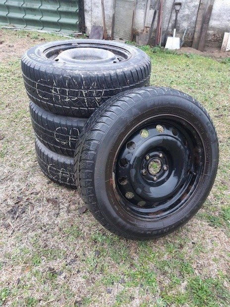 Vw ker�k szett-Caddy n volt 205/60 16 t�li gumival