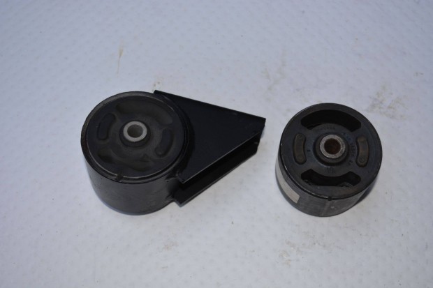 Wartburg 1.3 v�lt� motor tart� bak gumibet�t szilent silent 2 darab