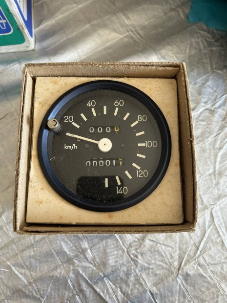 Wartburg m�szeregys�g km-�ra gy�ri �j doboz�ban