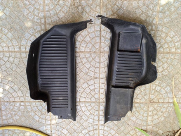 Wartburg mszerfal alatti polcok