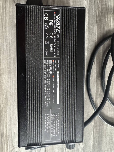 Wate elektromos roller t�lt� 72V-os rollerekhez (84V 5A) elad�