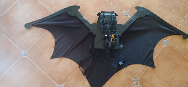 Wayne Tech Mega Cape kinyithat Batman szrny