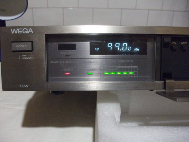 Wega ( Sony ) T-555 quartz synthesizer tuner