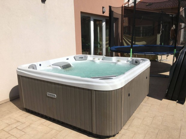 Wellis Jakuzzi elad