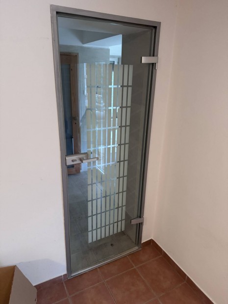 Wellness biztonsági üveg ajtó +fém. Tok hozzá