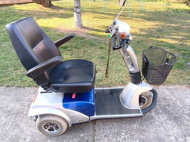 Winner h�romkerek� elektromos moped