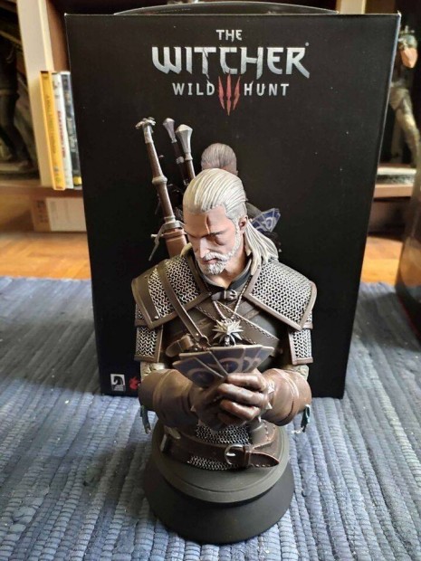 Witcher III Geralt Gwent mellszobor