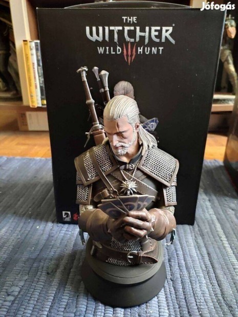 Witcher III Geralt Gwent mellszobor