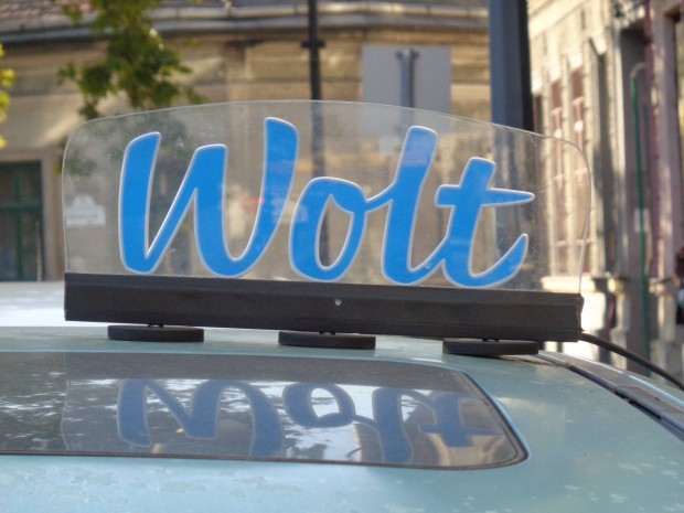 Wolt autós tábla