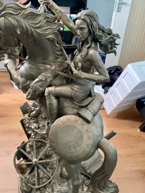 Wonder Woman on Horseback Gold version 138cm