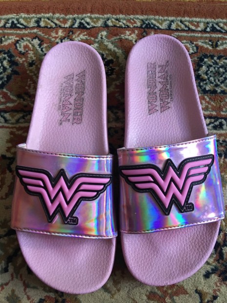 Wonder Woman papucs elad