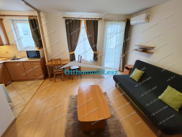 XIII. Szekszárdi u., újszerű, 32+2 m2 erkélyes, klímás, kertre néző