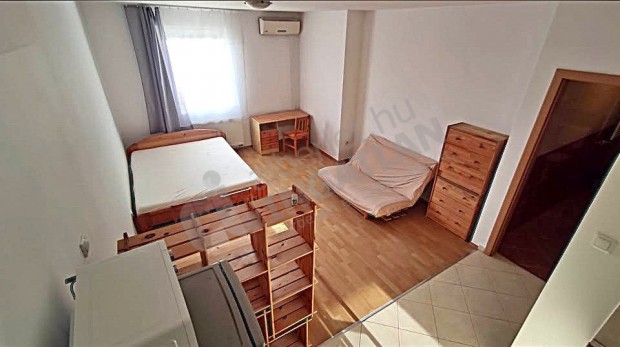 XIII. Szent László úton újszerű, 2 emeleti, 30 m2-es, 1 szobás lakás
