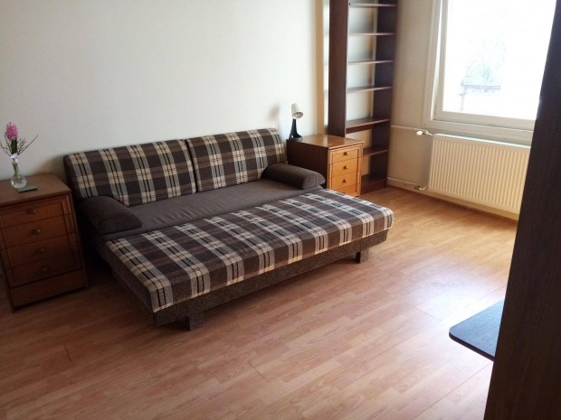 XIII. ker�leti Dunaparti lak�s egyik szob�ja kiad�