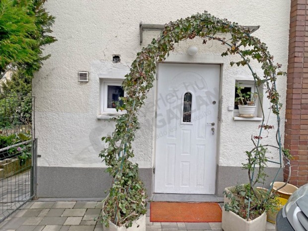 XII.Gyimes utc�ban 1 szob�s berendezett garzon kiad�