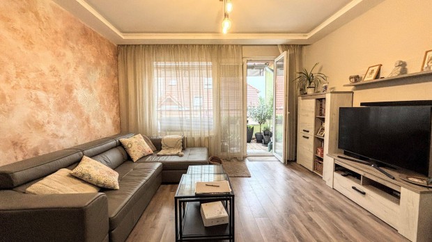 XIV. ker. Als�r�kos, hangulatos, bels� k�t szintes, 4 szob�s lak�s