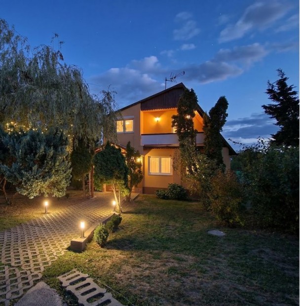 XI. Ker�let, Laska utca, 105 m2-es, csal�di h�z, 3 szob�s, kiv�l�