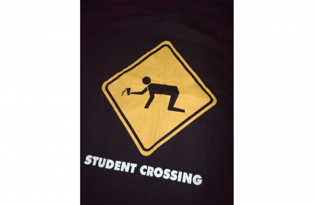 XL-es pl: Student crossing felirattal