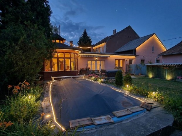 XVIII. Ker�let, Jegenye fasor, 137 m2-es, 2 gener�ci�s, csal�di h�z