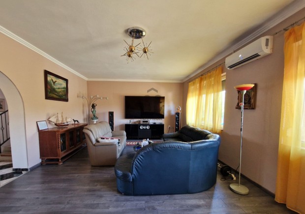 XVIII. ker�leti elad� t�gla csal�di h�z